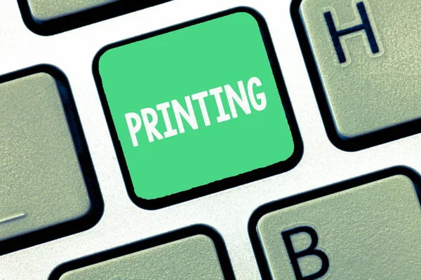 참고 인쇄를 보여주는 작성. 비즈니스 사진도 서 신문 또는 기타 인쇄 자료 하드 카피의 생산을 보여주는 — 스톡 사진