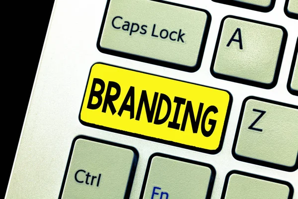 Note d'écriture montrant Branding. Photo d'affaires mettant en valeur Assigner un nom de marque à quelque chose Stratégie de marketing d'entreprise — Photo