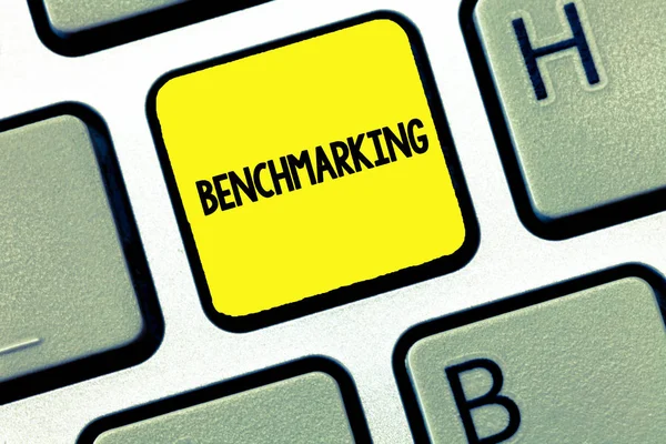 Texto de escritura de palabras Benchmarking. Concepto de negocio para evaluar algo en comparación con una estrategia estándar — Foto de Stock