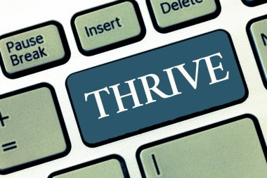 Gelişmeyi gösteren bir not yazıyorum. İş fotoğrafı sergisi. Olumlu düşünmeye devam et ve gelişmeye devam et. Gelişme zamanı.