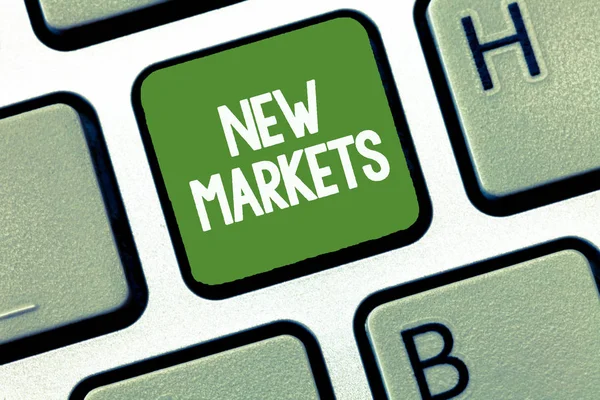 Metin işaret gösteren yeni pazarlar. Gösterilen diğer alanları ulaşan kavramsal fotoğraf farklı ticari stratejileri