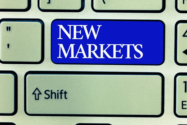 Metin işaret gösteren yeni pazarlar. Gösterilen diğer alanları ulaşan kavramsal fotoğraf farklı ticari stratejileri