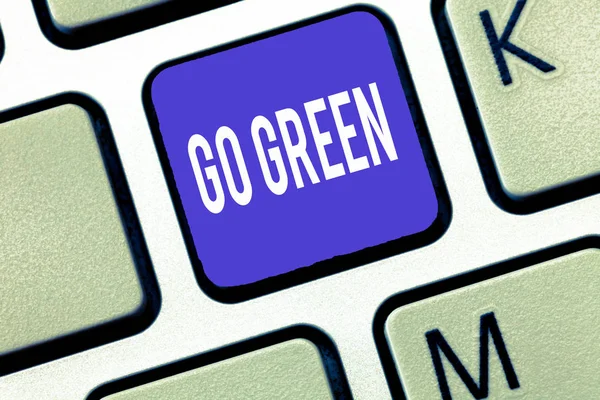 Γράφοντας κείμενο λέξη Go Green. Επιχειρηματική ιδέα για περισσότερες φιλικές αποφάσεις ως μείωση της ανακύκλωσης — Φωτογραφία Αρχείου