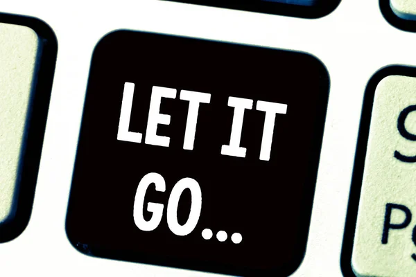 Sinal de texto mostrando Let It Go.... Foto conceitual Escolha não fazer reações sobre uma ação ou observação — Fotografia de Stock