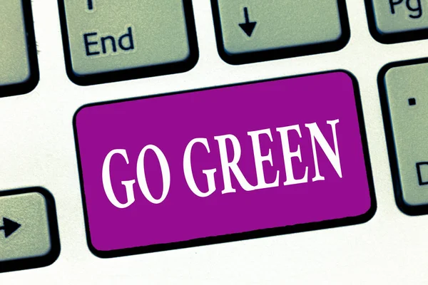 Χειρόγραφο κείμενο γράφοντας Go Green. Έννοια έννοια αποφάσεις πιο φιλικές ως μείωση της ανακύκλωσης — Φωτογραφία Αρχείου