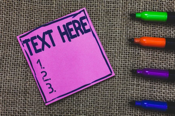 Conceptuele hand schrijven tekst hier weergegeven. Zakelijke foto presentatie van de lege ruimte om uitdrukkelijke gevoelens berichtensjabloon voor het schrijven van paarse papier belangrijke herinnering Markers Jute achtergrond. — Stockfoto