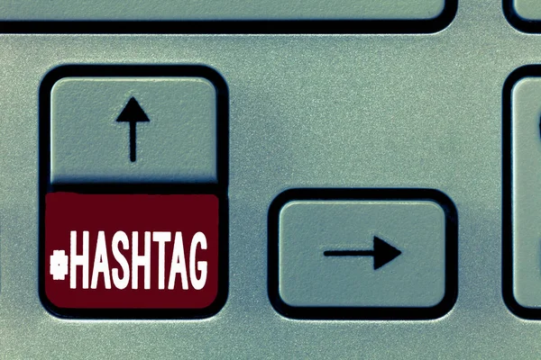 Word tekst intoetsen Hashtag. Bedrijfsconcept voor Internet tag voor social media search engine communicatiestrategie — Stockfoto