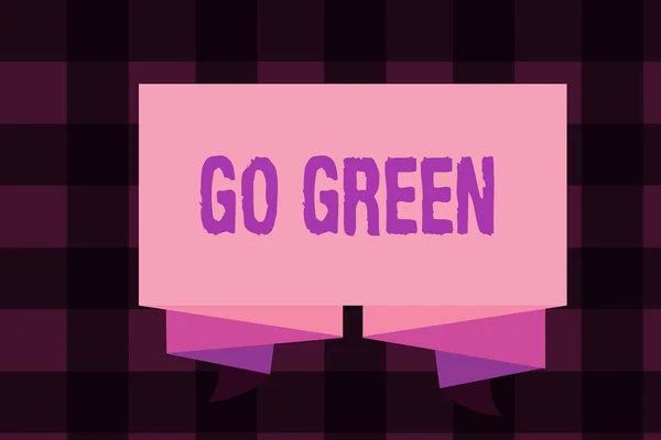 Написання нотатки, що показує Go Green. Ділові фотографії, що демонструють прийняття більш екологічно чистих рішень як зменшення переробки — стокове фото