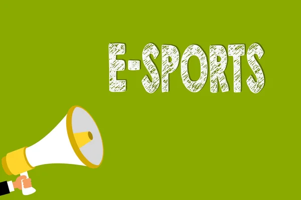 Texto de escritura de palabras E Sports. Concepto de negocio para videojuegos multijugador jugado competitivamente para espectadores Hombre sosteniendo megáfono altavoz verde mensaje de fondo hablando alto . — Foto de Stock