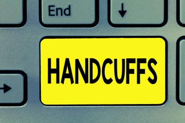 Word metin kelepçe yazma. Bir mahkum güvenliğini sağlamak için kilitlenebilir bağlantılı metal halkalar çiftinin iş kavramı