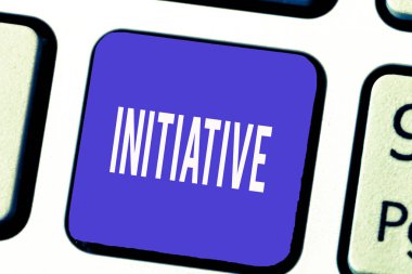 Word metin yazma girişimi. İş kavramı yeteneği değerlendirmek ve bağımsız şeyler başlatmak için motivasyon