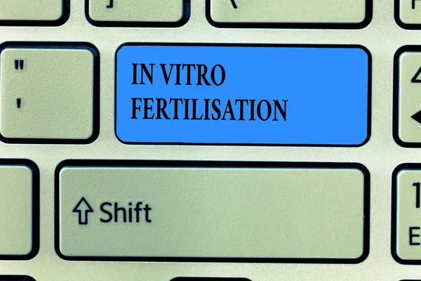 Handskrift text skriva In Vitro Fertilisation. Konceptet innebär ett ägg befruktas av spermier i ett provrör — Stockfoto