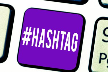 Hashtag gösterilen Not yazma. Internet etiket sosyal medya iletişim arama motoru stratejisi için vitrine iş fotoğraf