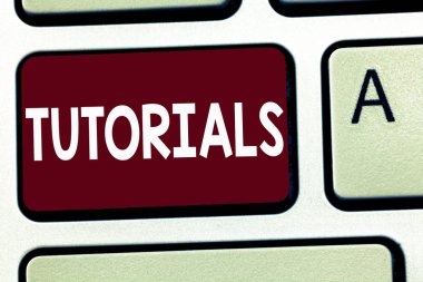 Öğreticiler gösterilen Not yazma. Bir öğretmen açıklama danışmanlık eğitim ile eğitim vitrine iş fotoğraf