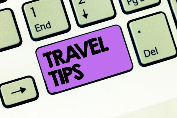 Signo de texto que muestra consejos de viaje. Foto conceptual Recomendaciones para un viaje feliz vacaciones cómodas seguras —  Fotos de Stock