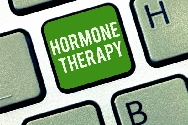 Escritura manual conceptual mostrando Terapia Hormona. Foto comercial que muestra el uso de hormonas en el tratamiento de los síntomas menopáusicos —  Fotos de Stock