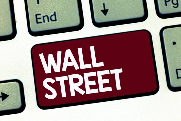 Handgeschreven tekst Wall Street. Begrip betekenis thuis van het hoofdkwartier van de New York Stock Exchange verzekeringsmakelaars — Stockfoto