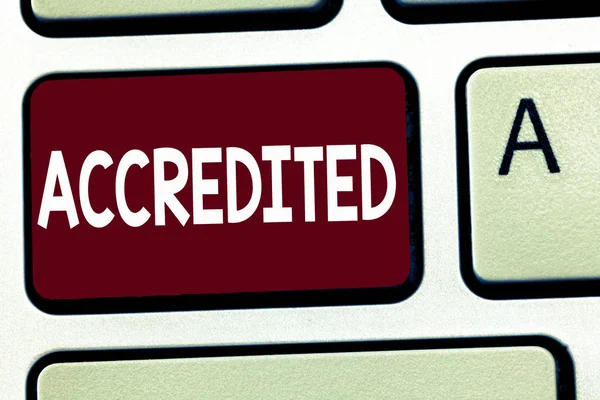 Написання нотатки з акредитацією. Ділова фотографія, що демонструє отримання кредитів на щось Сертифікований уповноважений — стокове фото