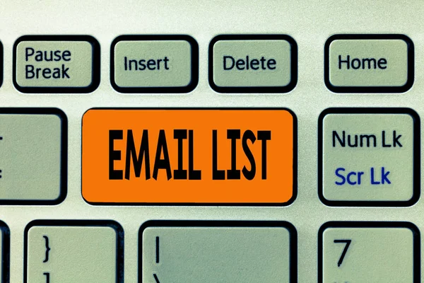 Word yazı metni e-posta listesi. İş kavramı kişi bilgileri elektronik yazışma bülten göndermek için — Stok fotoğraf
