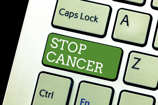 Escribir texto a mano Detener el cáncer. Concepto significado Práctica de tomar medidas activas para reducir la tasa de cáncer —  Fotos de Stock