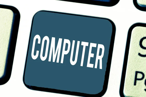 手書きテキストのコンピューター。概念の意味の電子デバイスの操作を実行するデータを受け取ることができます。 — ストック写真