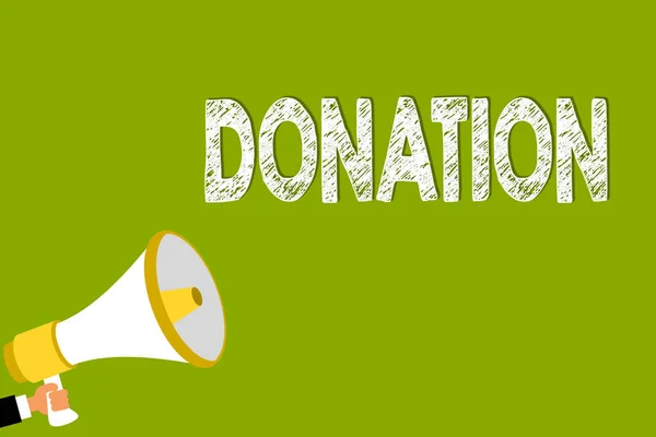 Ordet skriva text Donation. Affärsidé för något som ges till välgörenhet särskilt penningbelopp eller blod Man håller MegaFon högtalare grön bakgrund budskap talade högt. — Stockfoto