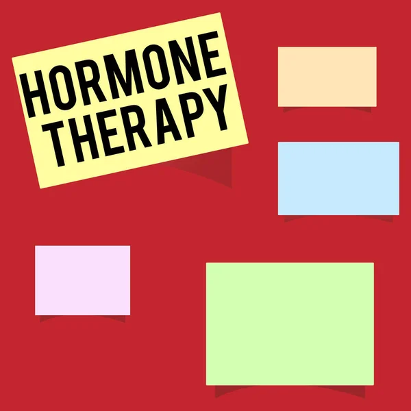 Zápis poznámky ukazující hormonální terapie. Obchodní fotografie představí užívání hormonů při léčbě klimakterických příznaků — Stock fotografie
