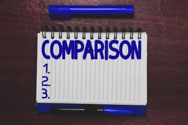 Kavramsal el karşılaştırma gösterilen yazma. İş fotoğraf metin tahmini benzerlikler farklılıkları iletişim fikirleri ahşap arka plan açık defter sayfa işaretçisi gösterilen iki şey arasında.