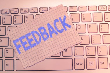 Geribildirim gösterilen Not yazma. Ürün demonstratings perforanalysisce tepkiler görevin hakkında bilgi vitrine iş fotoğraf