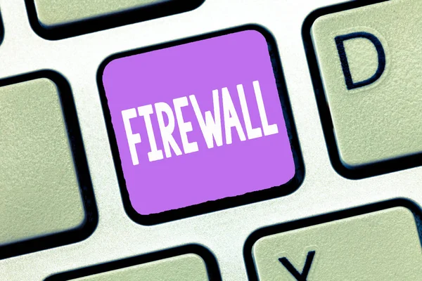 Texto de escritura Firewall. Concepto que significa proteger la red o el sistema del acceso no autorizado con firewall — Foto de Stock