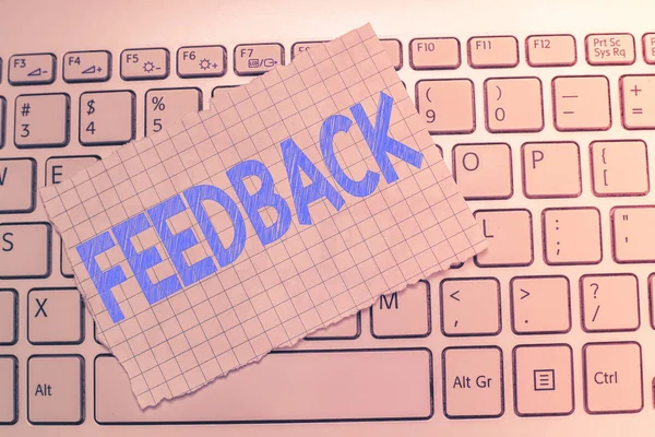 Schrijven van notitie weergegeven: Feedback. Zakelijke foto presentatie van informatie over reacties op product demonstratings perforanalysisce van taak — Stockfoto