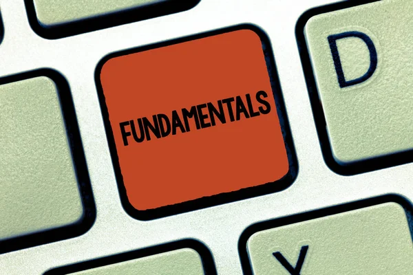 Handgeschreven tekst Fundamentals. Begrip betekenis centrale primaire regels beginselen waarop iets berust — Stockfoto