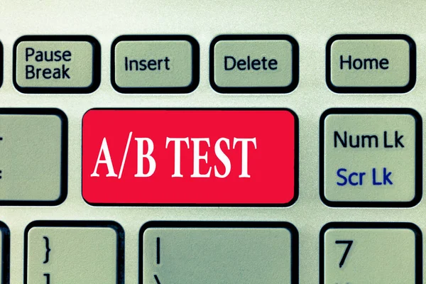 Megjegyzés: A B teszt üzleti fénykép bemutató egyszerű rövid kérdőív kutatási kísérlet lekérdezés felmérés mutatja írás — Stock Fotó