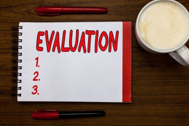Değerlendirme yazma el yazısı metin. Kavram yargı geribildirim değerlendirmek kalite perforanalysisce bir şey açık defter işaretleri ilham anlamı iletişim fikirleri ahşap masa fincan kahve.