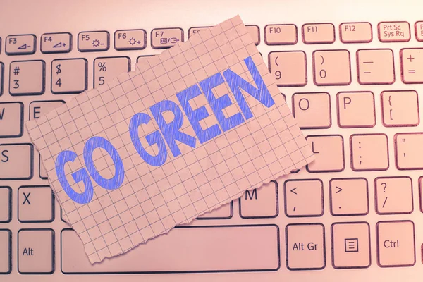 Σύνταξη σημείωσης δείχνει Go Green. Επαγγελματική φωτογραφία προβάλλοντας αποφάσεις πιο φιλικές ως μείωση της ανακύκλωσης — Φωτογραφία Αρχείου