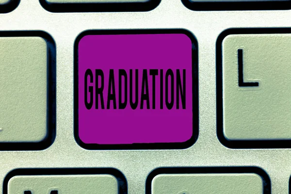 Writing Obs visar avläggande av examen. Företag foto skylta emot eller överförande av akademisk examen diplom certifiering — Stockfoto