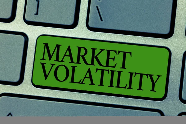 Word tekst intoetsen marktvolatiliteit. Businessconcept voor de prijzen van de waardepapieren van de onderliggende fluctueert stabiliteit status — Stockfoto
