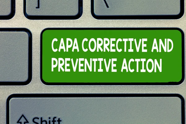 Signo de texto que muestra la acción correctiva y preventiva de Capa. Foto conceptual Eliminación de inconformidades —  Fotos de Stock