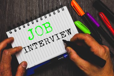 İş görüşmesi yazma el yazısı metin. Değerlendirme soru cevapları işe istihdam paneli fikirler ahşap arka plan iletişim işareti defter kağıt tutan adam anlam kavramı.