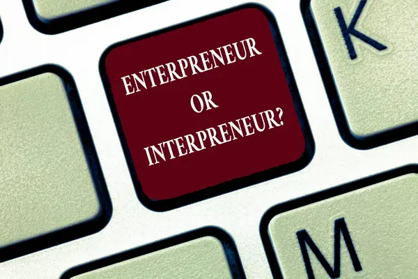 Sinal de texto mostrando Empreendedor or Intrepreneur pergunta. Foto conceitual Nova Raça de Produtor dentro de uma Empresa — Fotografia de Stock