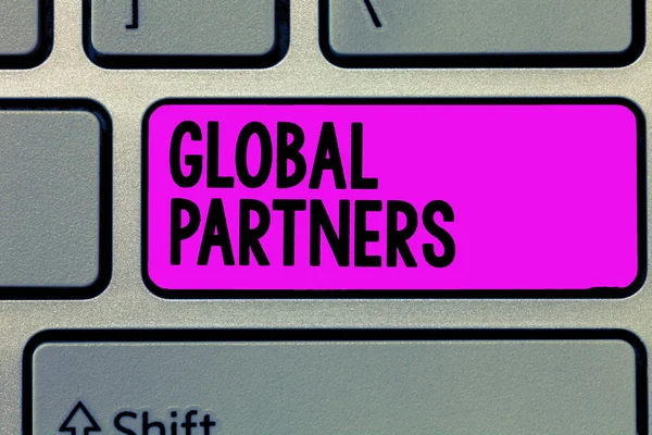 글로벌 파트너를 보여 주는 문자 표지판. 서로 다른 나라에서 온 두 개 이상의 회사가 한 팀으로 일하는 모습 — 스톡 사진