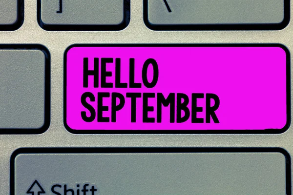 Signo de texto que muestra Hello September. Foto conceptual Deseando ansiosamente una cálida bienvenida al mes de septiembre — Foto de Stock
