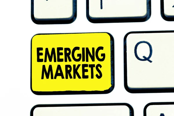 획기적 인 시장의 출현을 보여 주는 문자 표지판. 선진 점포의 특징을 가지고 있는 실제 사진 나라 — 스톡 사진