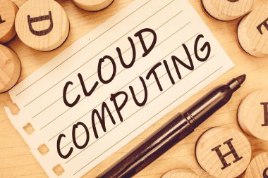 Kelime yazma metni Cloud Computing. İnternet 'te sunulan uzak sunucu ağının kullanılması için iş kavramı