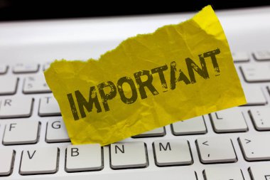 Önemli gösterilen metin işareti. Kavramsal fotoğraf büyük önem değeri biri için veya genel öncelik