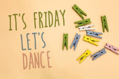 S gösterilen metin işaret Cuma izin s dans değil. Kavramsal fotoğraf hafta sonu başlayan kutlayın gitmek Disco müzik sarı ile temel metinleri renkli ataç rastgele yere koydu boyalı parti.