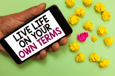 Word metin canlı hayat üzerinde Your kendi şartları yazılı. İş kavramı için vermek kendin yönergeleri arıyorum cep telefonu beyaz ekran tutan adam mesajları iyi geçinmek için buruşuk kağıtlar.