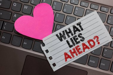 Word metin ne yatıyor öncesinde soru yazma. Sarı düğmeye siyah ve kırmızı metin ile yol küllü bilgisayar klavye üzerine bir şey hakkında bilgi soran için iş kavramı.