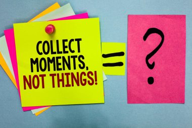 Toplamak anlar, şeyler değil gösterilen metin işareti. Kavramsal fotoğraf mutluluk felsefe zevk basit yaşam gerçekleri parlak renkli yapışkan notlar metin PIN birlikte eşit ve soru işareti ile.