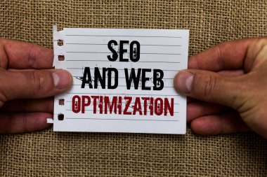 SEO ve Web optimizasyonu gösterilen metin işareti. Kavramsal fotoğraf arama motoru Keywording pazarlama stratejileri adam arka plan iletişim fikirleri parça defter kağıt Jüt holding.